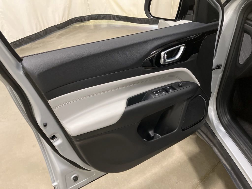 New 2026 Silver Zynith Metallic Clearcoat Jeep Limited image 5
