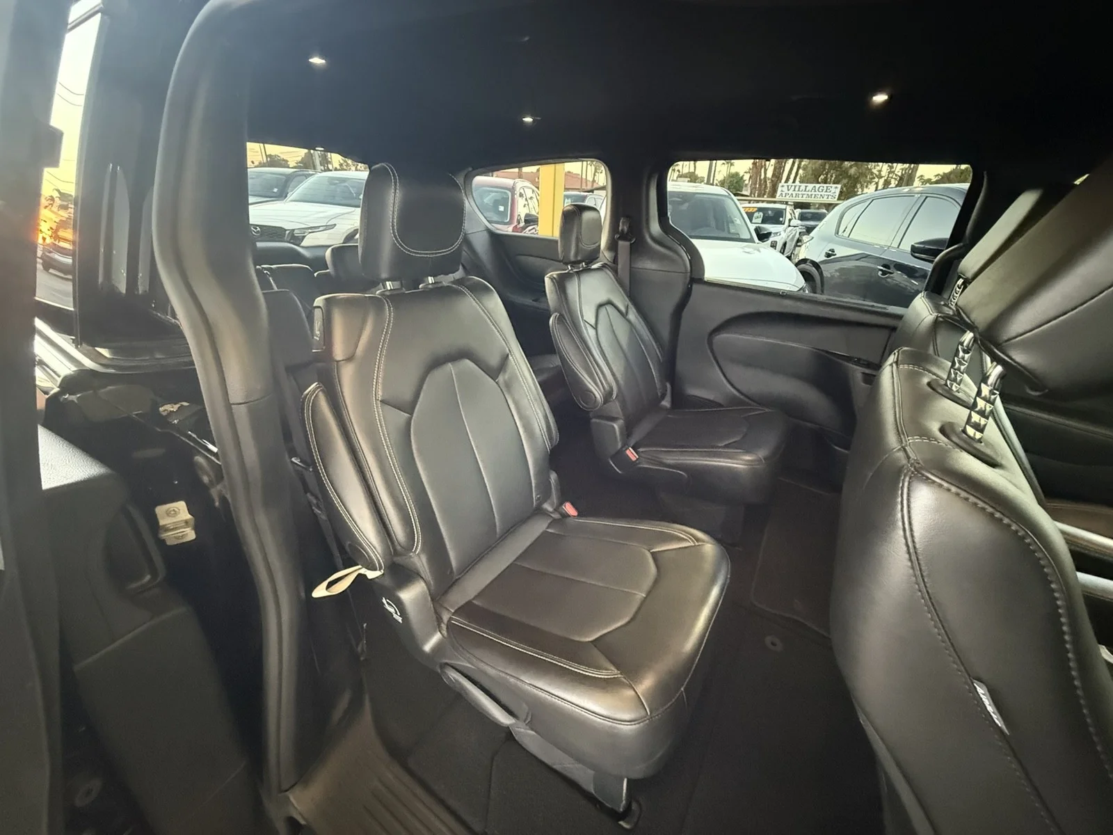 Used 2025 Diamond Black Crystal Pearlcoat Chrysler Select image 8