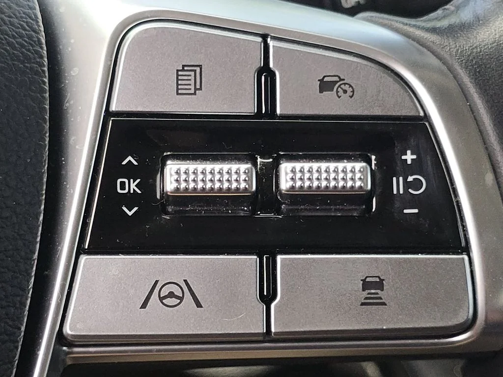 Used 2024 White Kia LX image 31