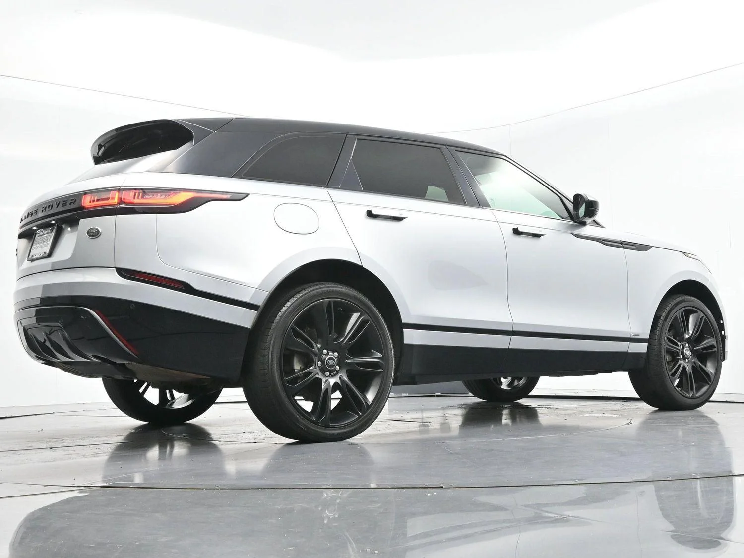 Used 2020 Silicon Silver Premium Metallic Land Rover R-Dynamic S image 48