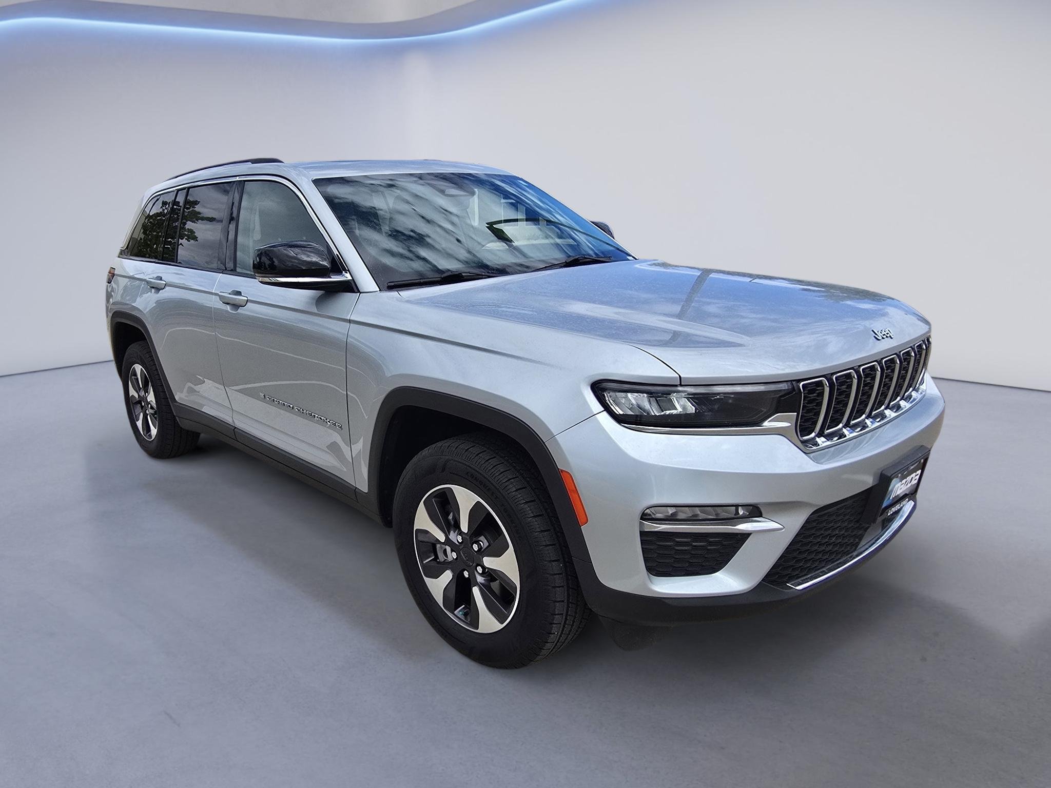 Used 2023 Silver Zynith Jeep 4xe image 7