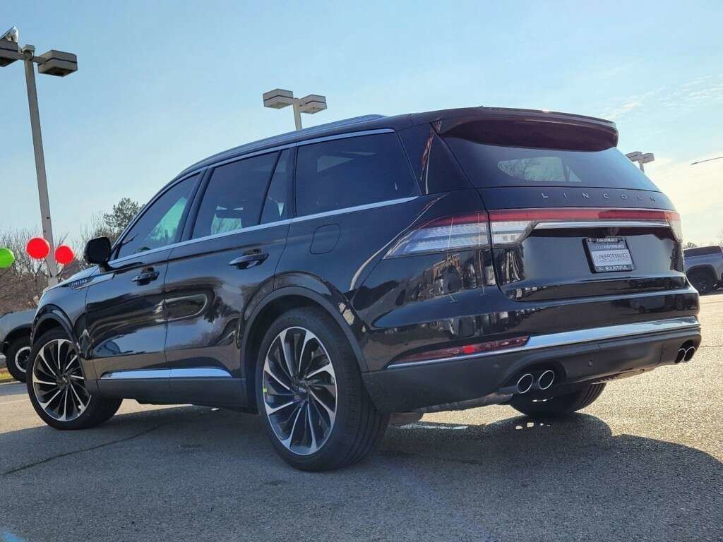 Used 2023 Black Metallic Lincoln Reserve image 18