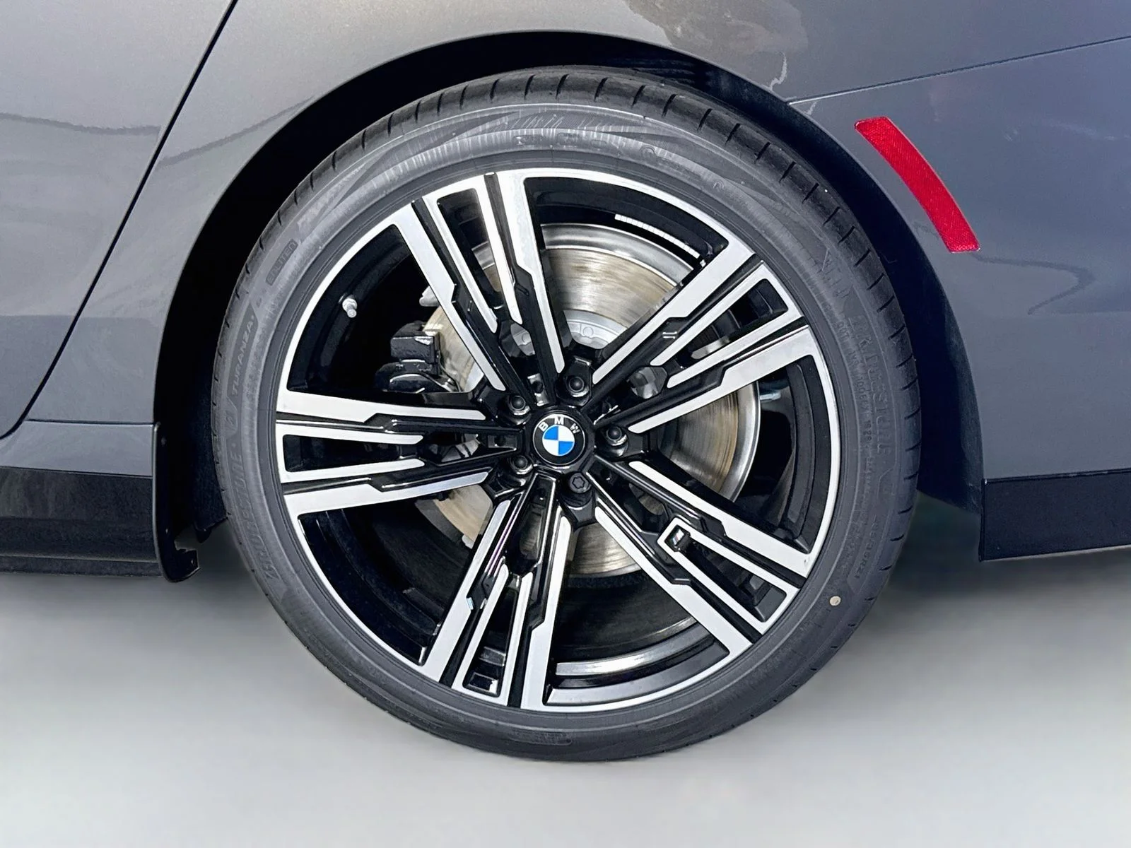 New 2026 Dravit Grey Metallic BMW 750e xDrive image 33
