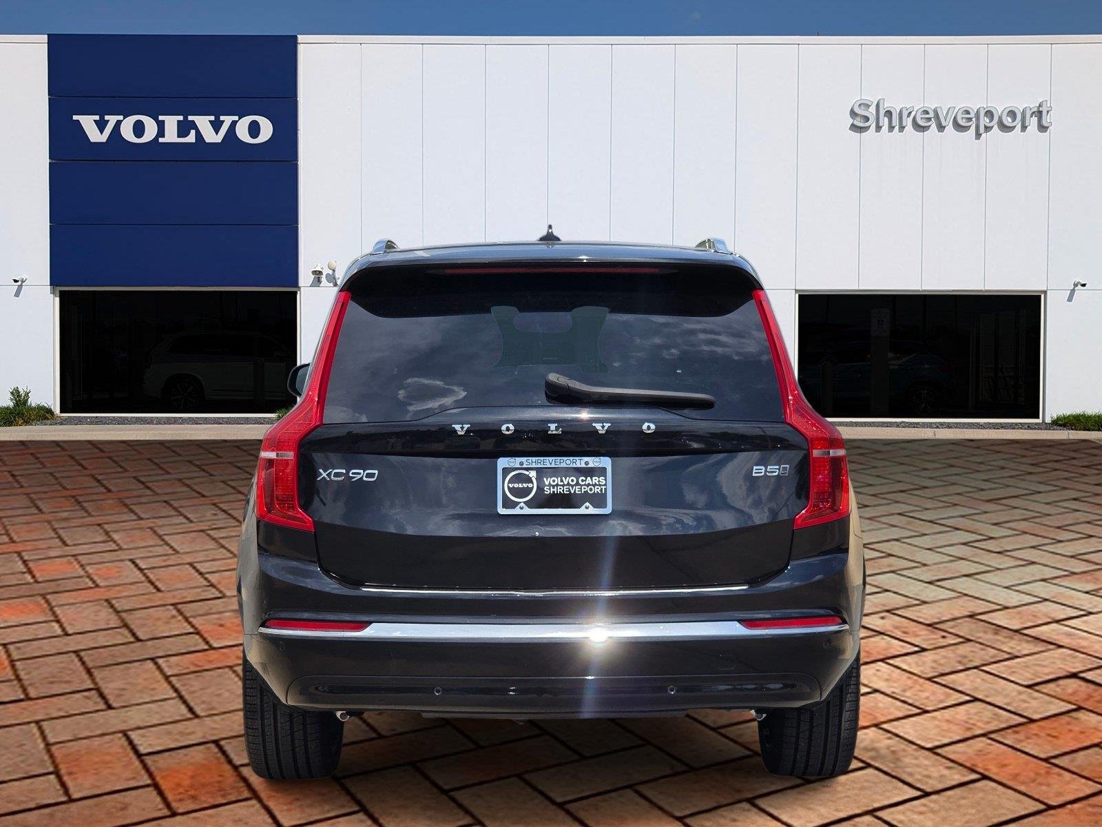 Used 2024 Onyx Black Metallic Volvo Plus Bright Theme image 5