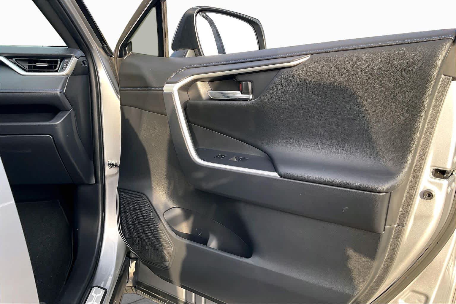 Used 2025 Silver Sky Metallic/Midnight Black Metallic Toyota Hybrid XSE image 23