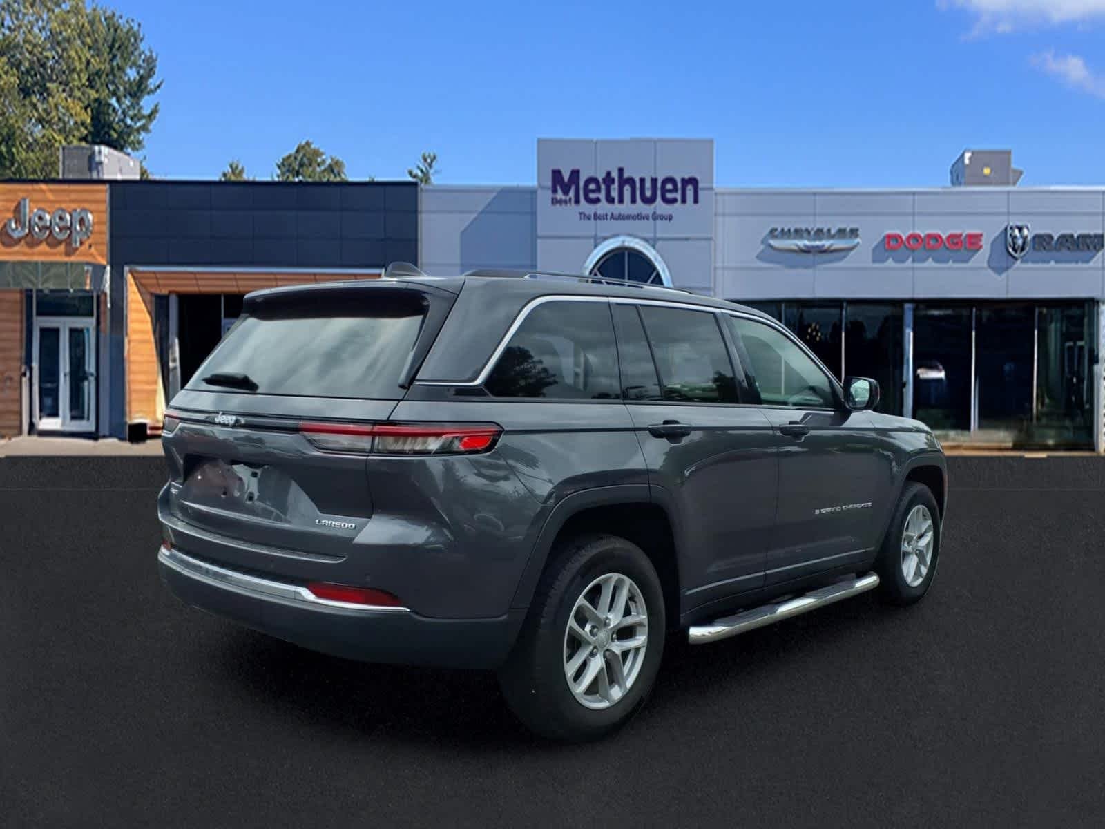 Used 2023 Baltic Gray Metallic Clearcoat Jeep Laredo X image 5