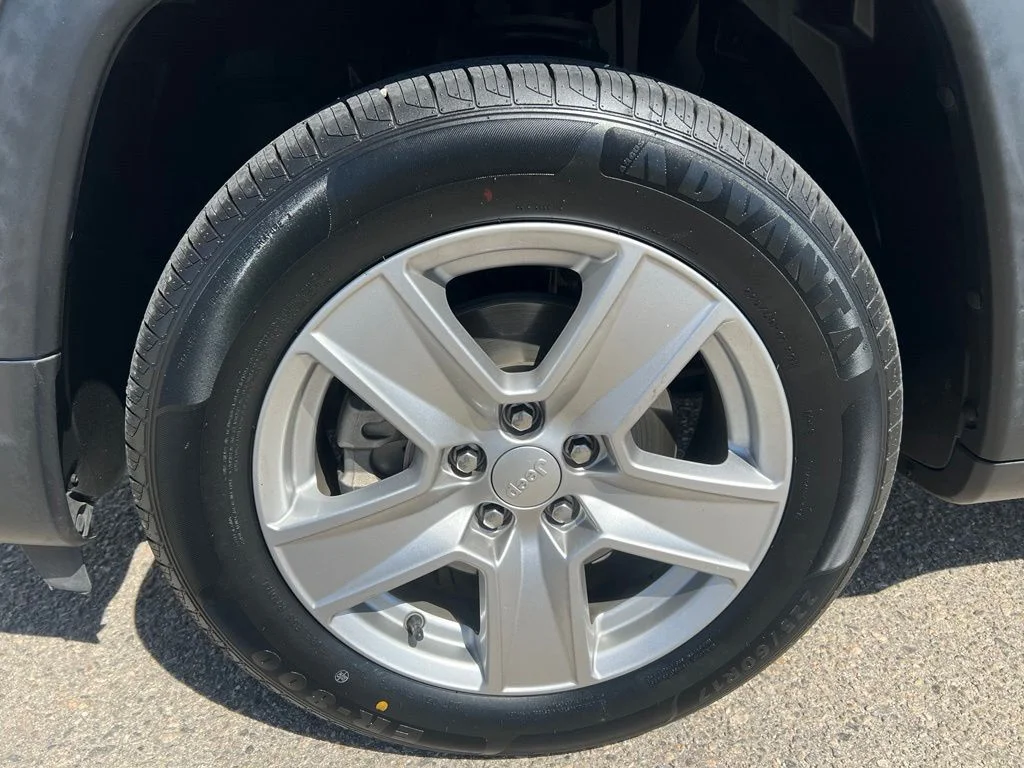 Used 2022 Granite Crystal Clearcoat Metallic Jeep Latitude image 34