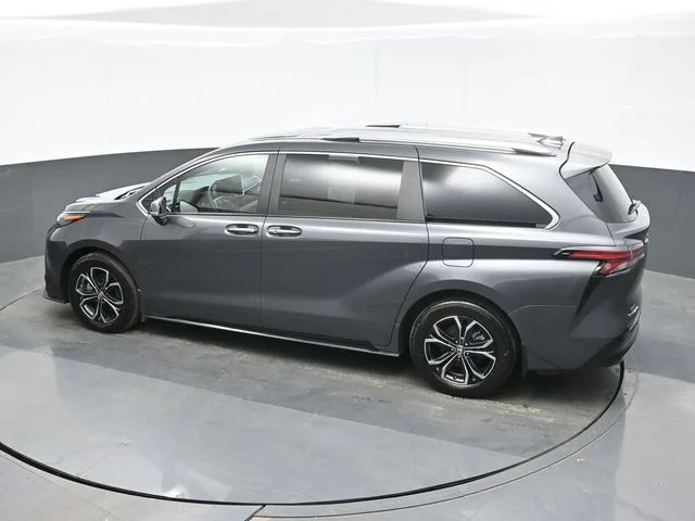 2025 Toyota Sienna Platinum - Photo 11