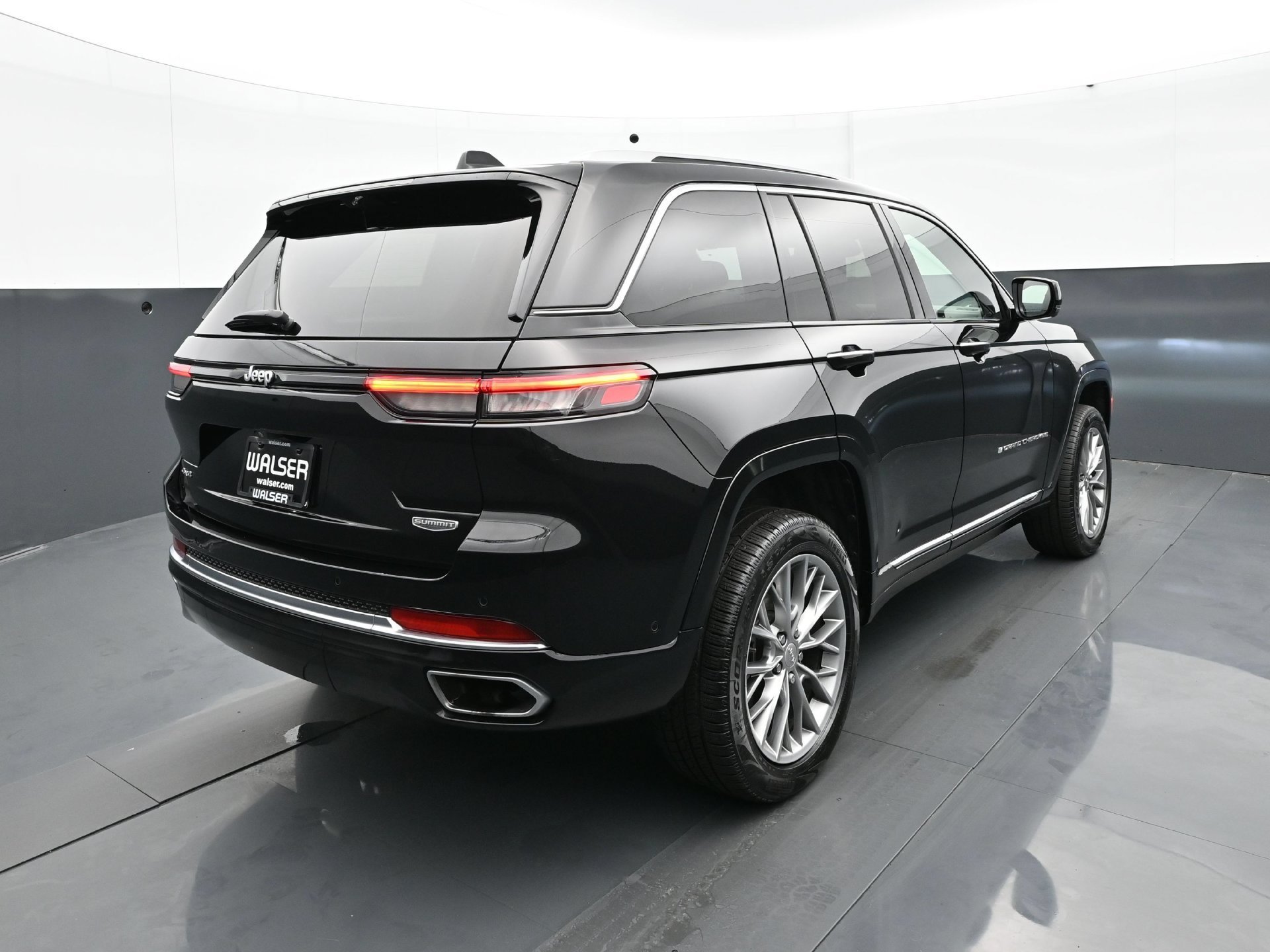 Used 2023 Diamond Black Crystal Pearlcoat Jeep Summit image 6