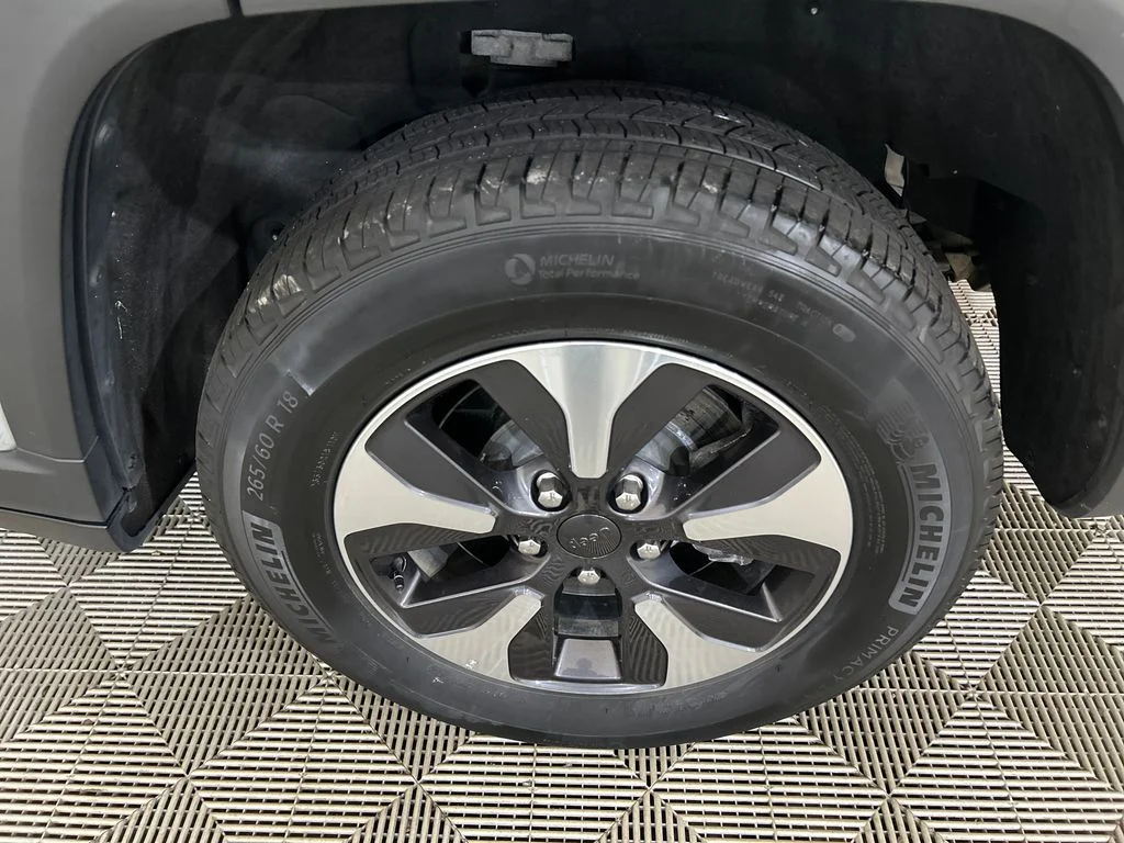 Used 2024 Silver Jeep 4xe image 10