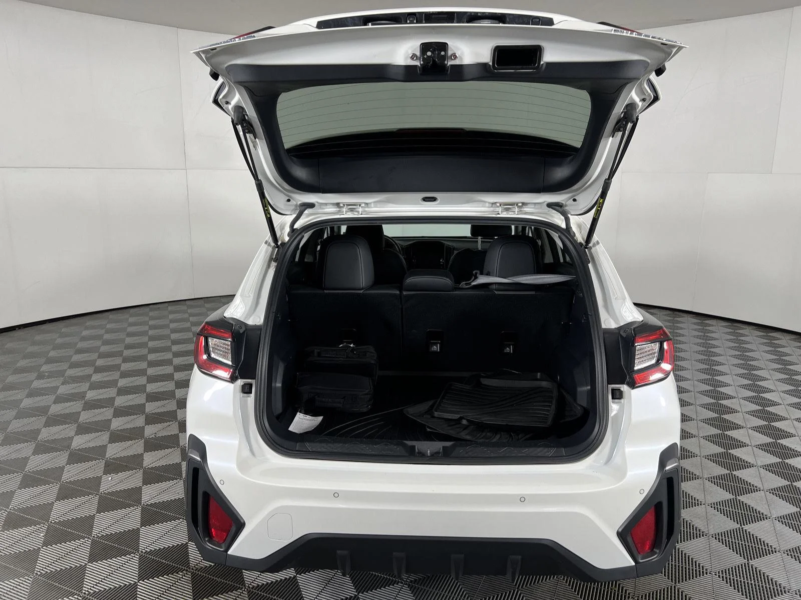 Used 2024 Crystal White Pearl Subaru Limited image 23