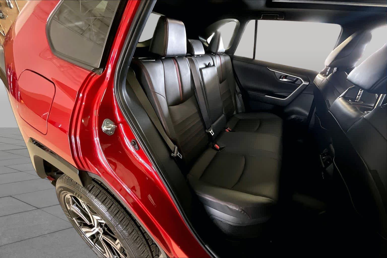 Used 2022 Supersonic Red/Midnight Black Metallic Toyota XSE image 18