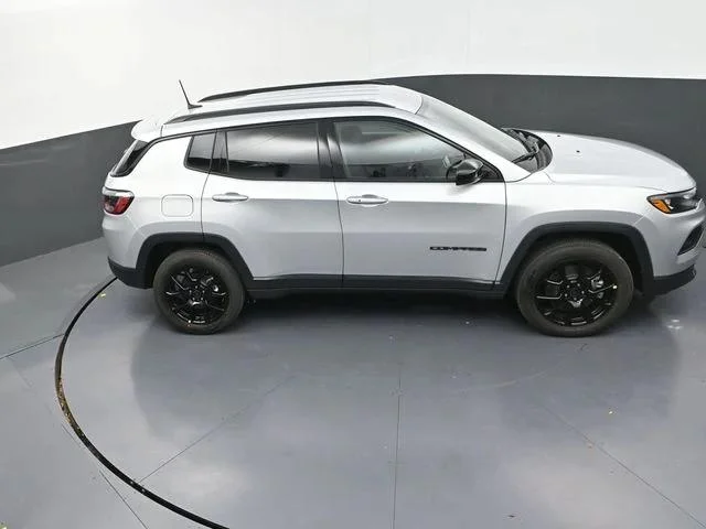New 2026 Silver Zynith Metallic Clear-Coat Exterior Paint Jeep Latitude image 19