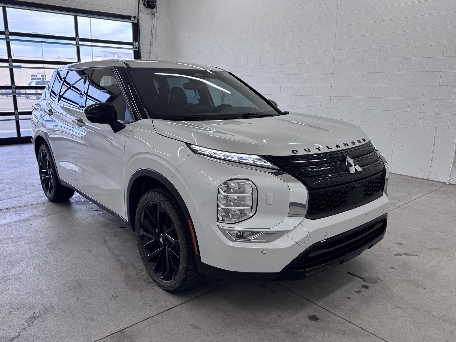 Used 2023 White Diamond Mitsubishi SE Black Edition image 15