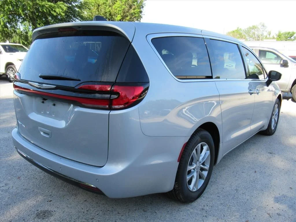 New 2026 Silver Mist Clear-Coat Exterior Paint Chrysler Select image 7