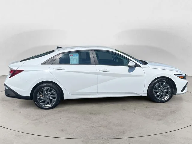 Used 2024 White Hyundai SEL image 6