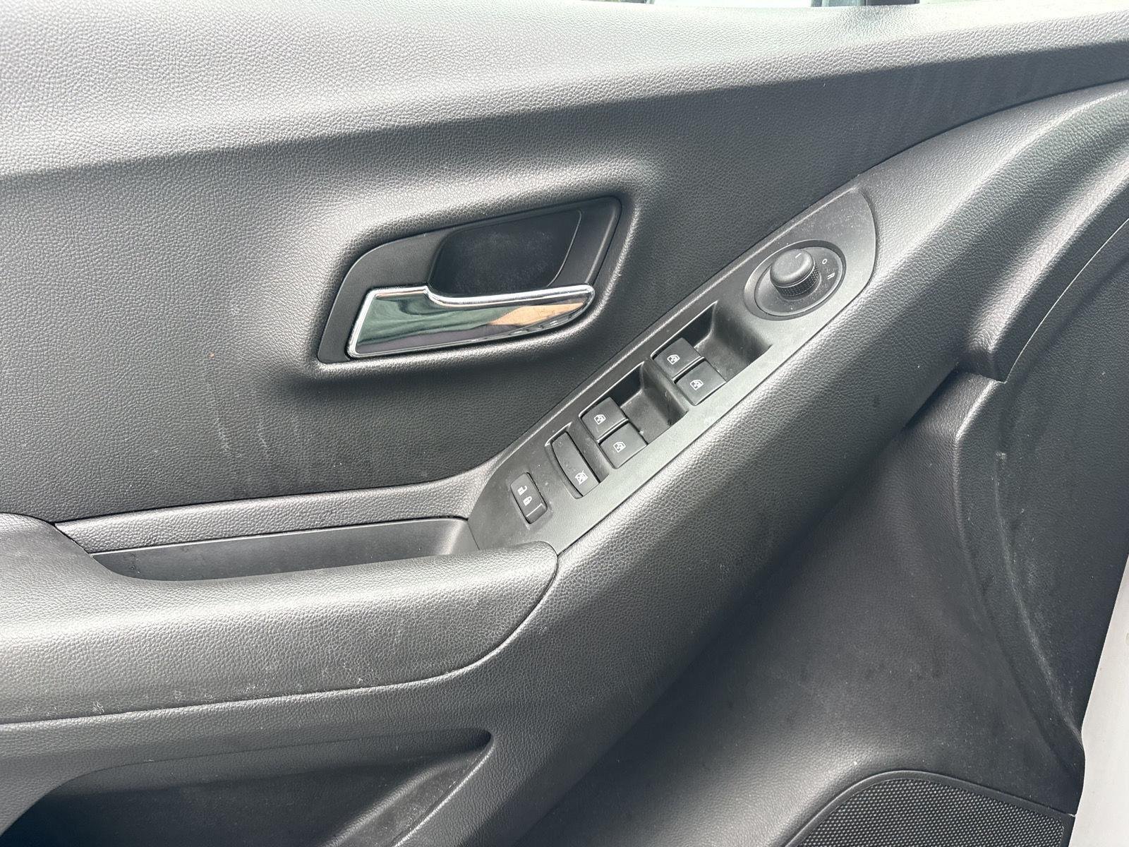 Used 2019 Summit White Chevrolet LT image 17