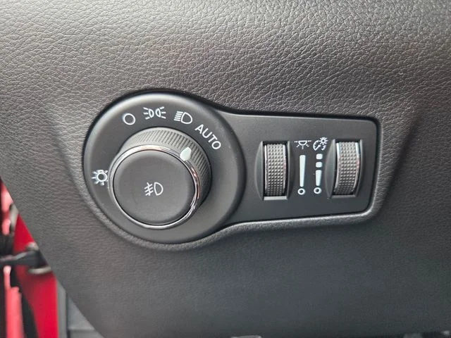 New 2026 Red Hot Pearlcoat Jeep Latitude image 21
