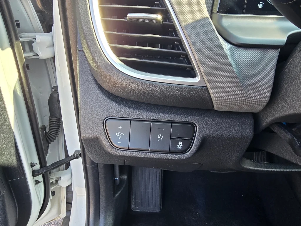Used 2026 Snow White Pearl Kia LX image 19