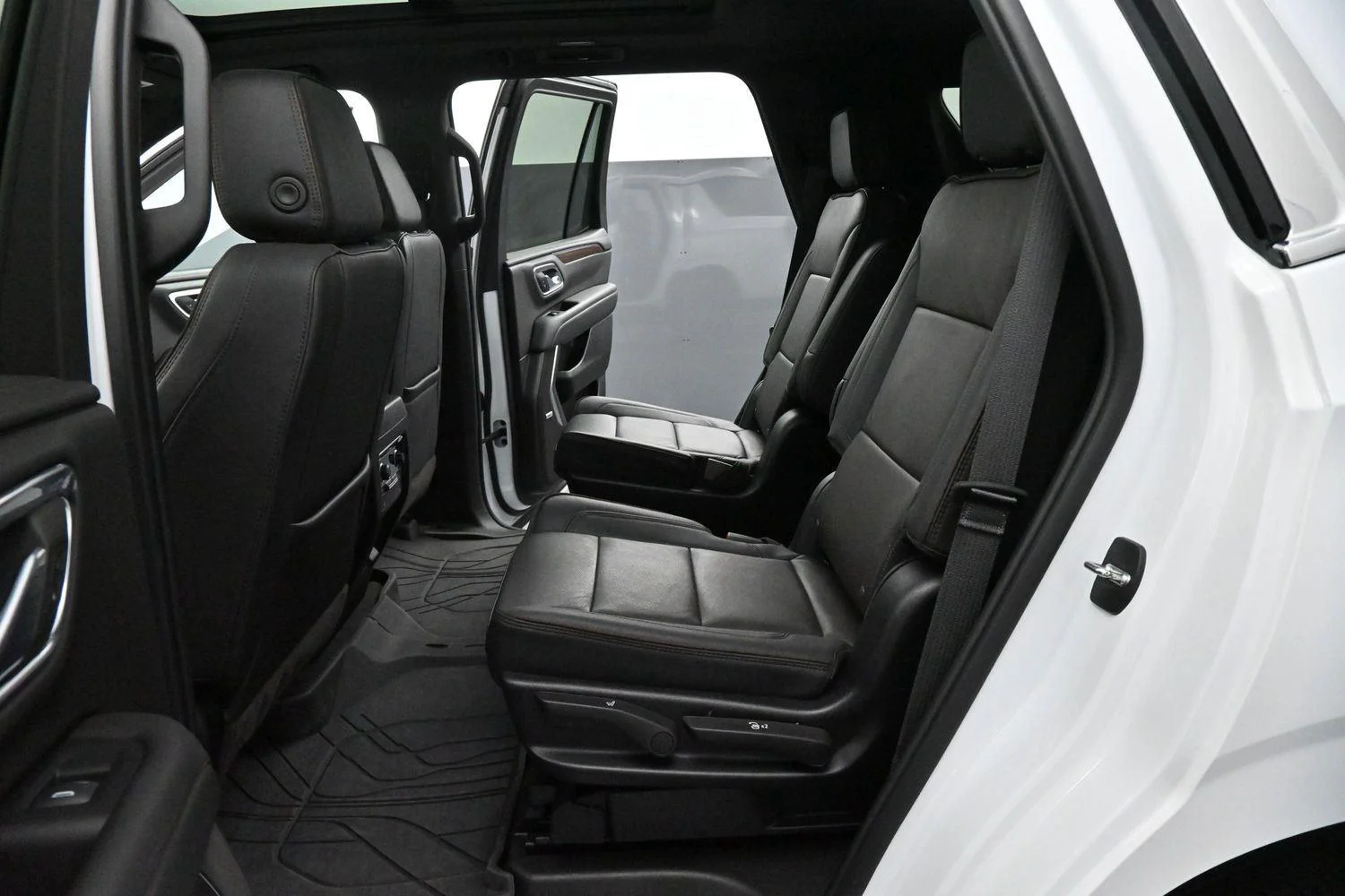 Used 2024 Summit White Chevrolet High Country image 33