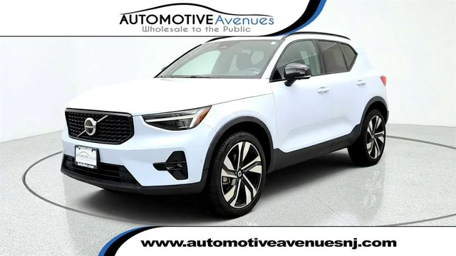 2024 Volvo XC40 B5 AWD Plus Dark Theme w/ 20'' Wheels & Climate Pkg