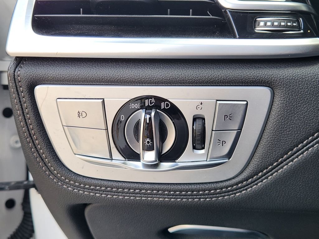 Used 2019 White Metallic BMW 750i image 21