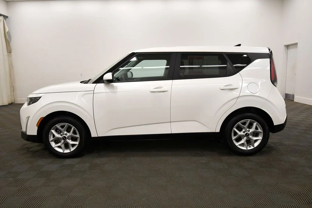 Certified Used 2025  Kia LX image 4