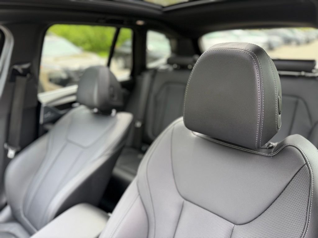 Used 2024 Gray BMW xDrive30i image 21