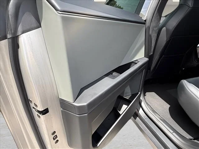 Used 2024  Tesla Base image 15