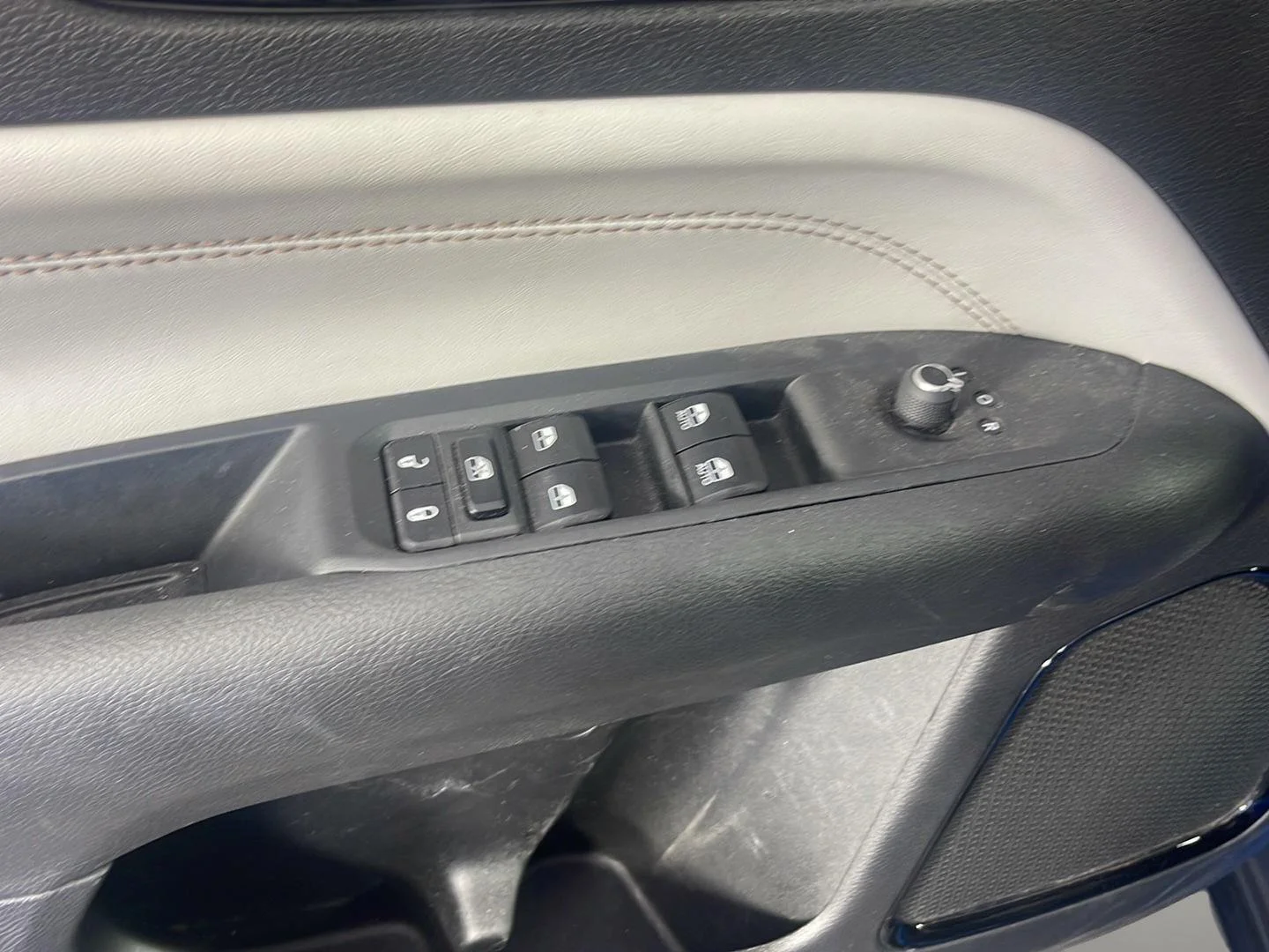 Used 2024 Hydro Blue Pearlcoat Jeep Limited image 13