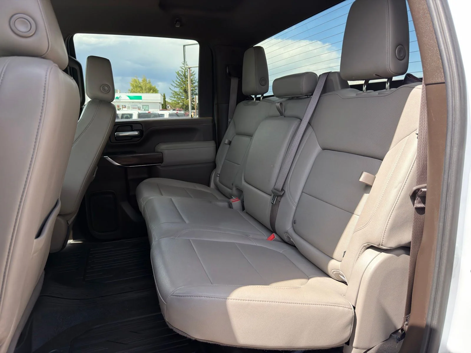 Used 2023 White GMC SLT image 30
