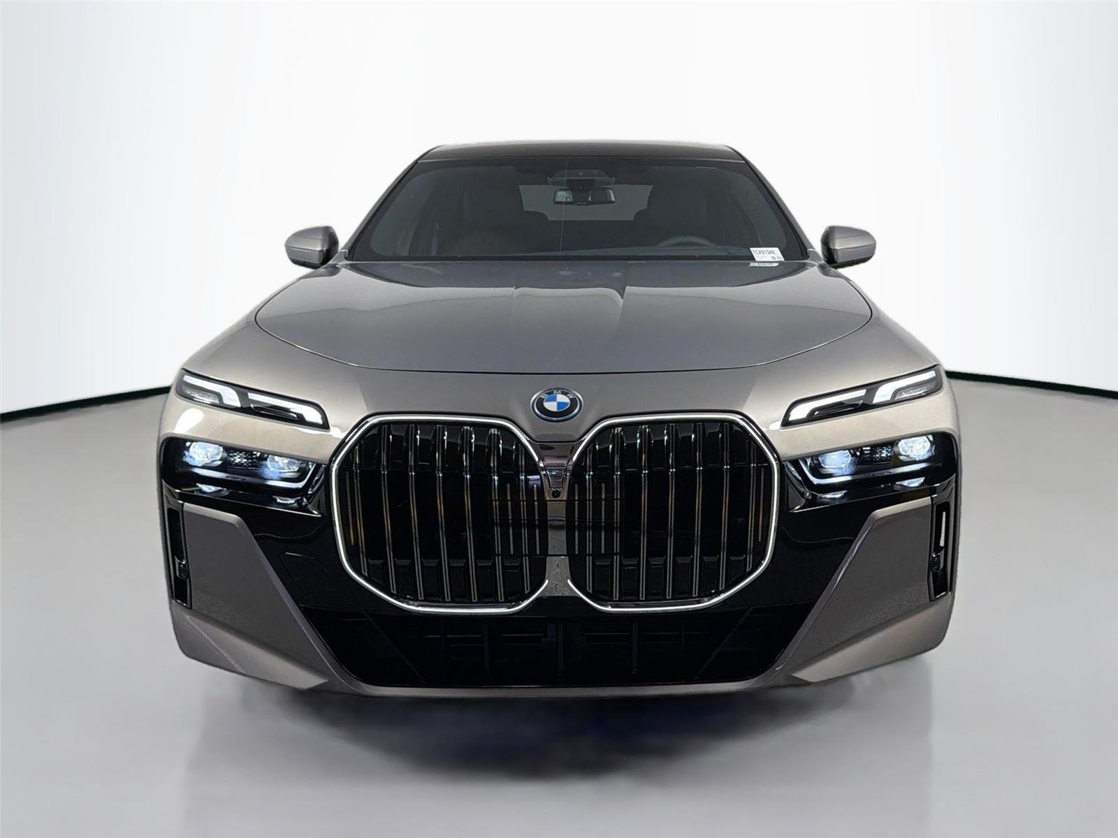 New 2026 Oxide Grey Metallic BMW 750e xDrive image 2