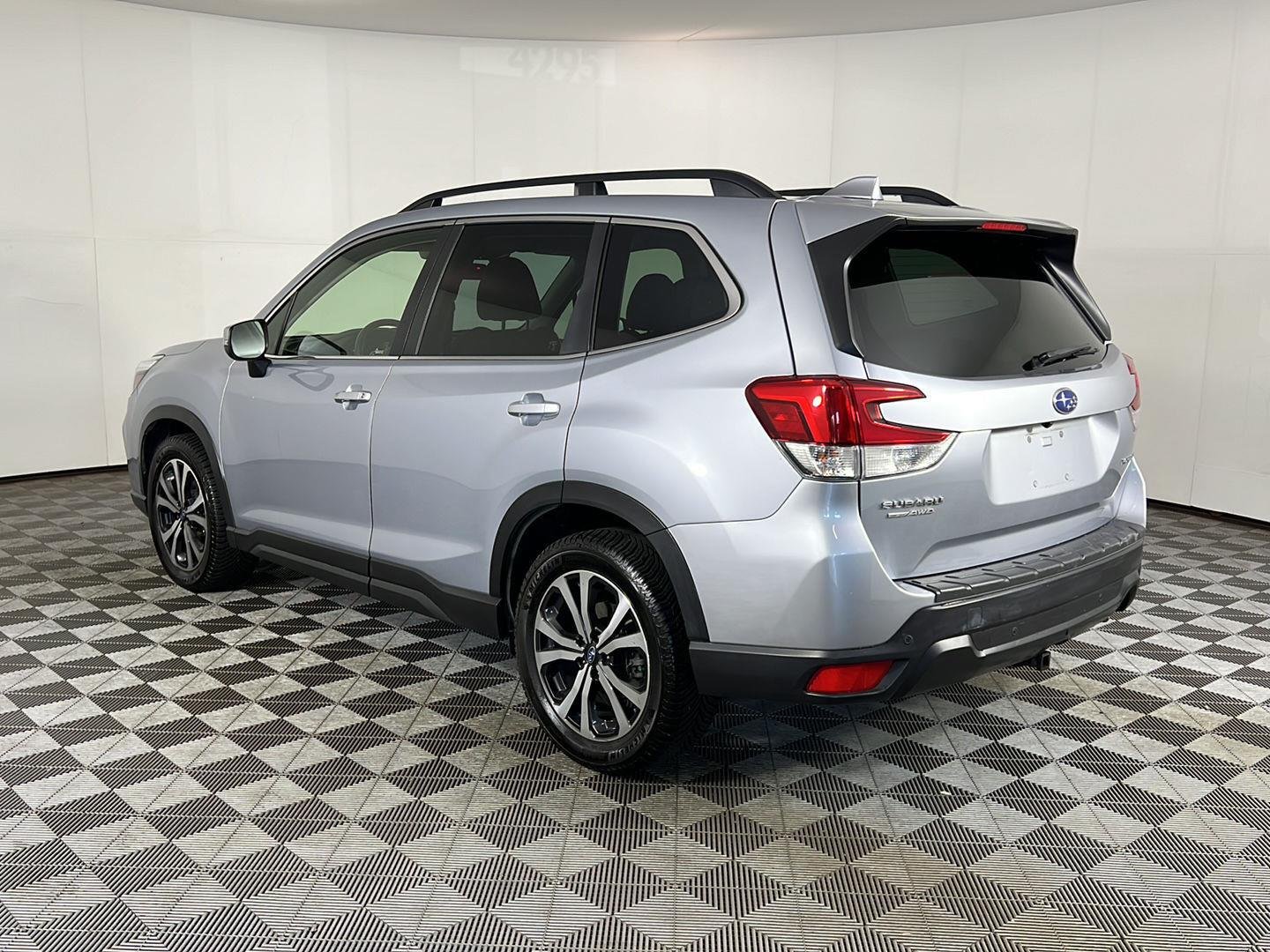 Used 2020 Ice Silver Metallic Subaru Limited image 9