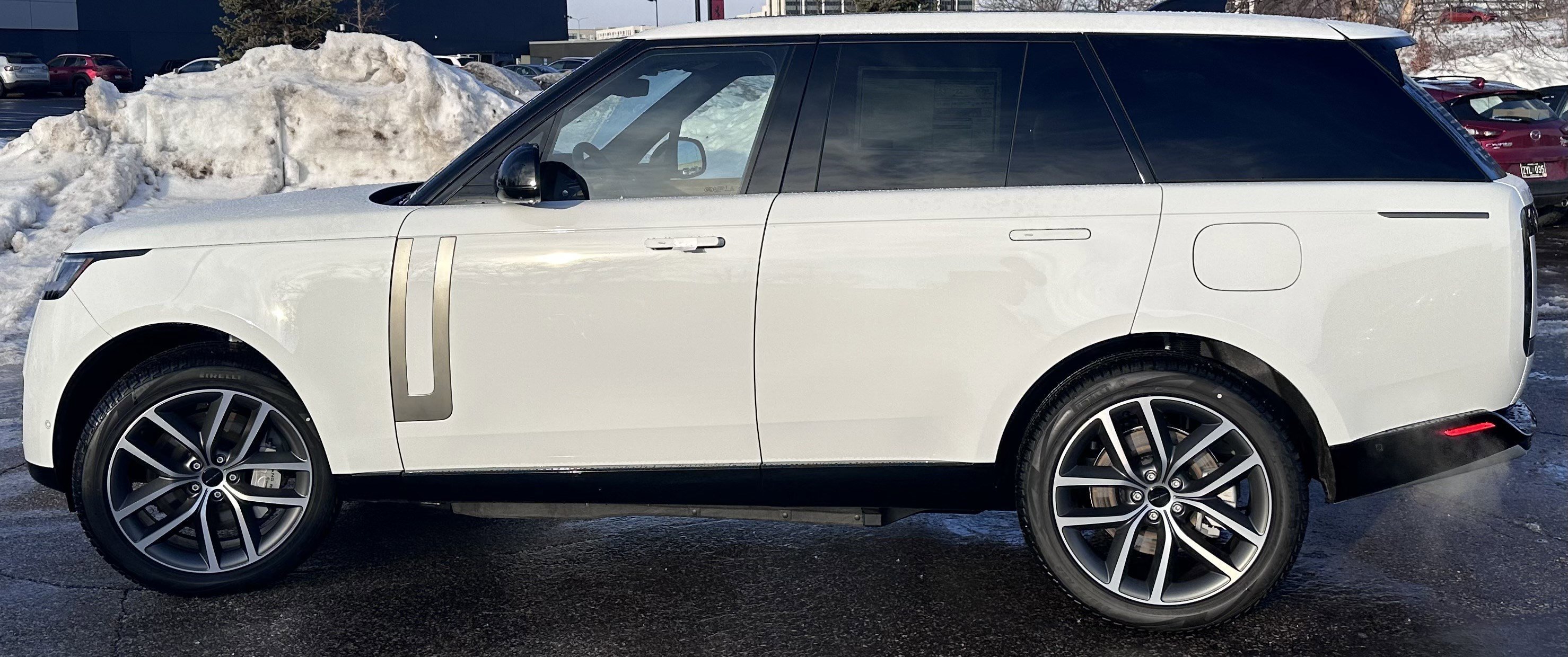 New 2026 Fuji White LAND ROVER SE PHEV image 6