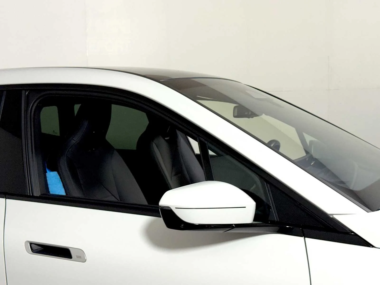 Used 2023 Alpine White BMW xDrive50 image 30