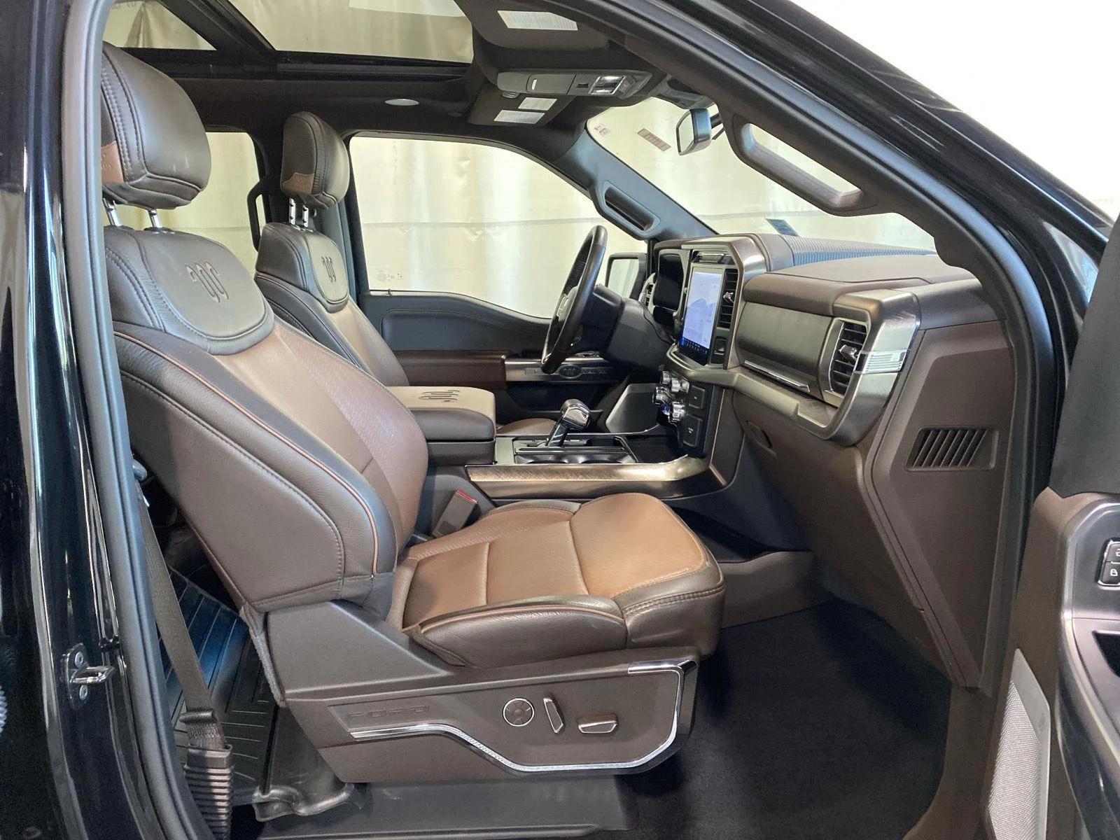Used 2024 Black Metallic Ford King Ranch image 11