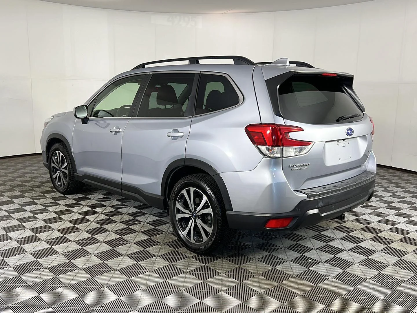 Used 2020 Ice Silver Metallic Subaru Limited image 9