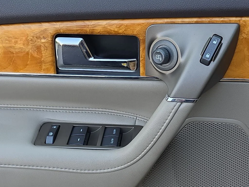Used 2014 Smoked Quartz Metallic Tinted Clearcoat Lincoln Base image 29