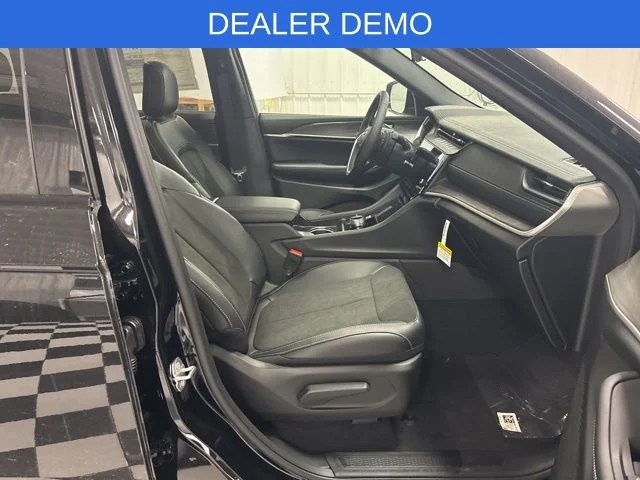 New 2026 Diamond Black Crystal Pearl-Coat Exterior Paint Jeep Altitude image 33