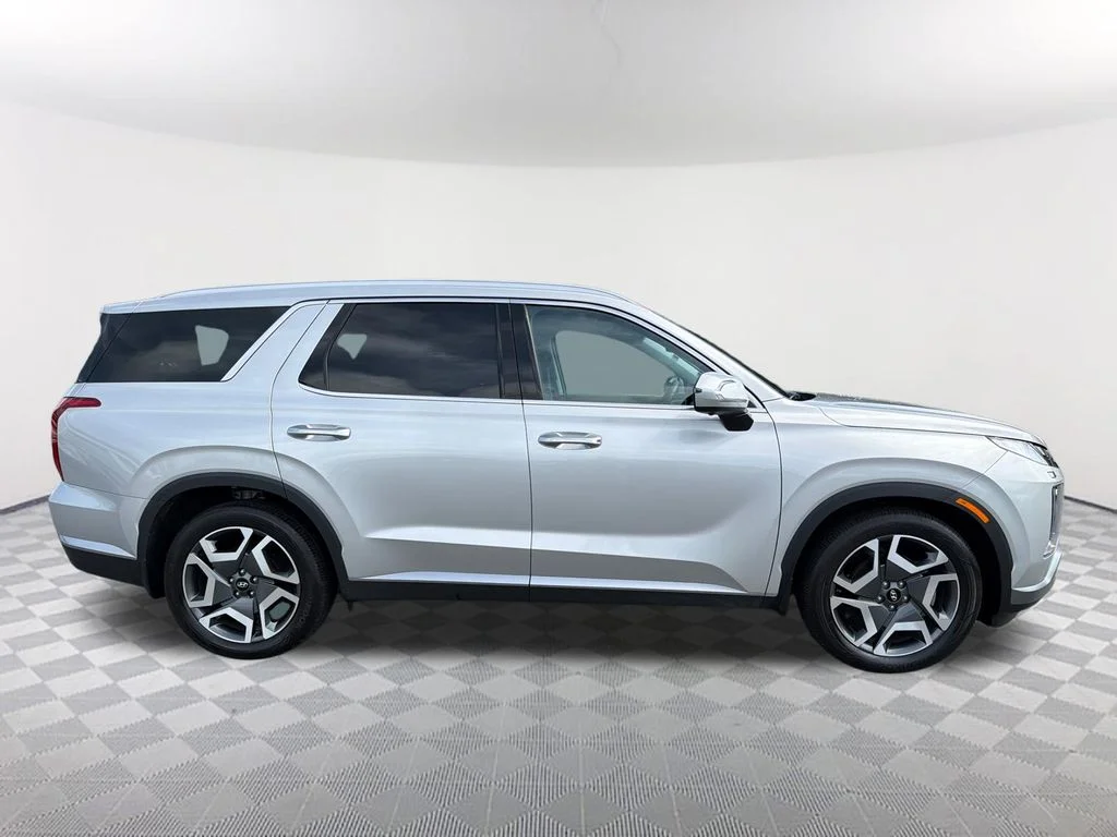 Used 2025 Silver Hyundai SEL Premium image 4