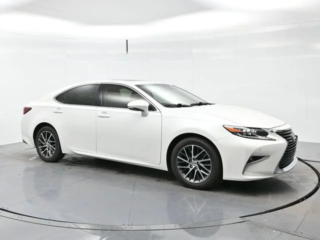Used 2016 Eminent White Pea Lexus 4DR SDN image 1