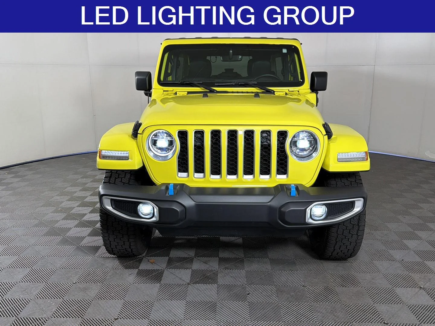 Used 2022 High Velocity Clearcoat Jeep Unlimited Sahara image 4