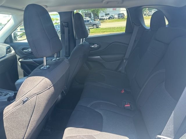 Used 2019 White Jeep Latitude image 7