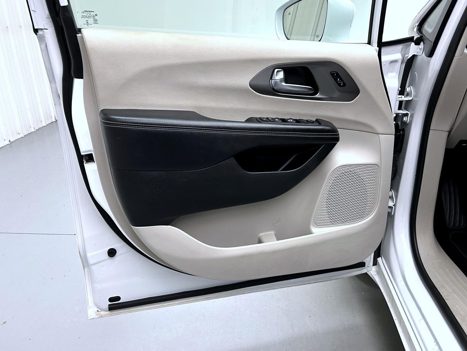 Used 2022 White Chrysler Touring L image 9
