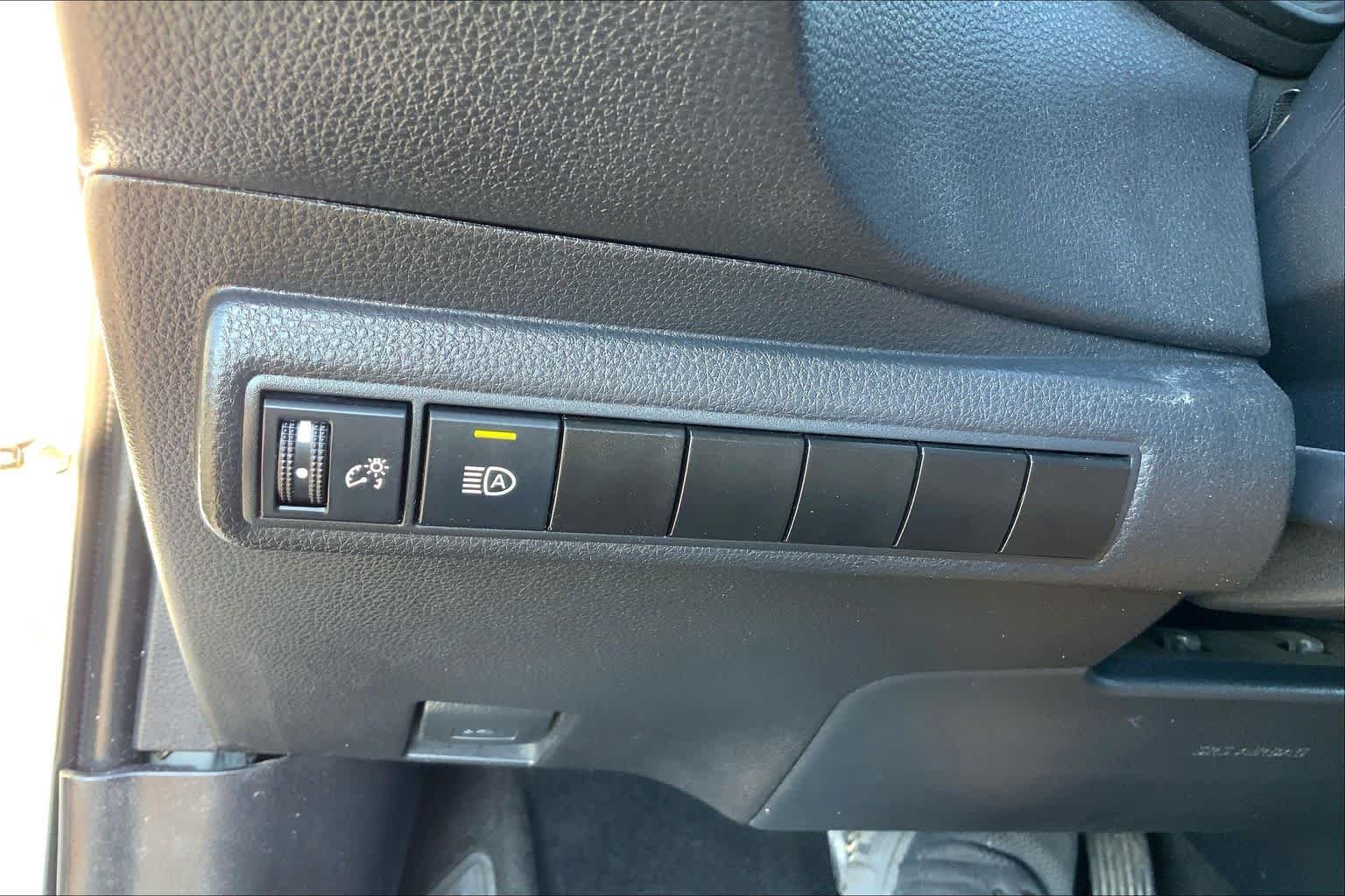 Used 2022 White Toyota LE image 33