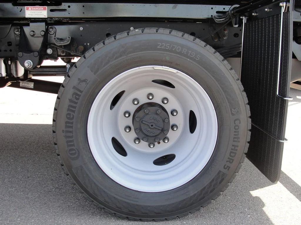 New 2025 Oxford White Ford F-550® XL image 18