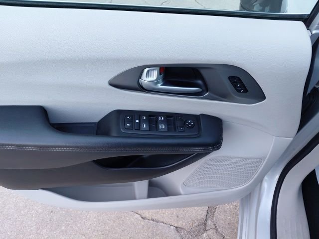 Used 2024 Silver Mist Clearcoat Chrysler Touring L image 26