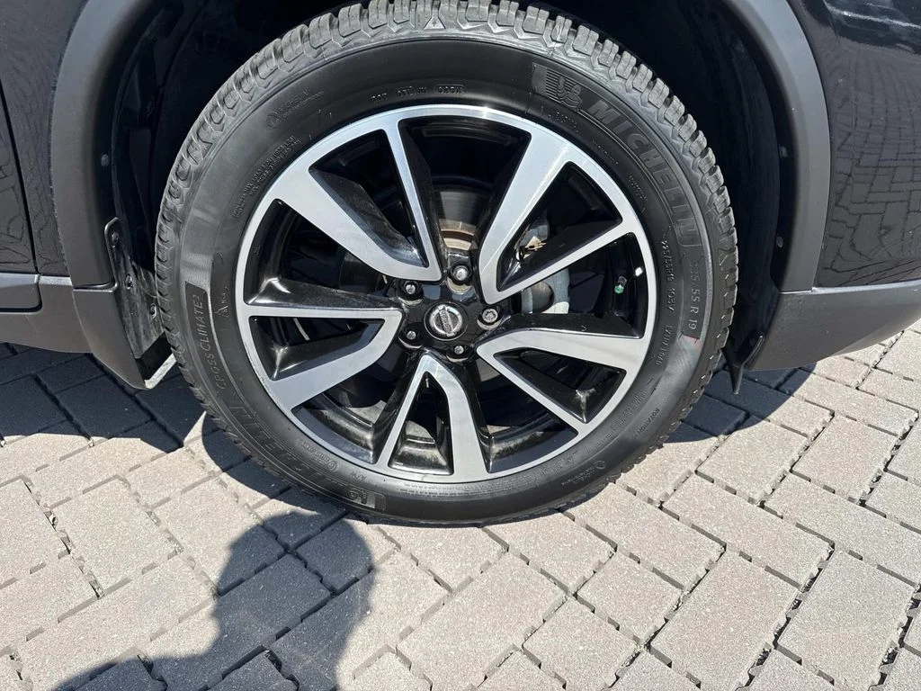 Used 2018 Black Nissan SL image 9