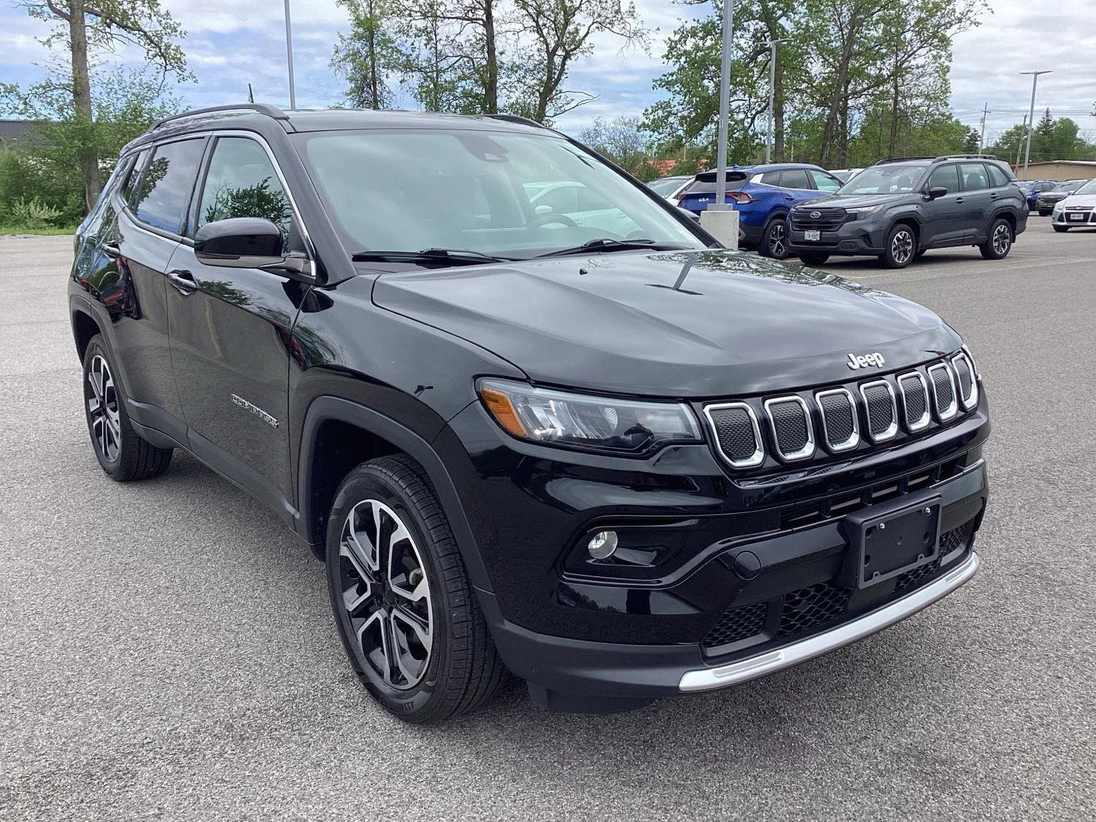 Used 2022 Diamond Black Crystal Pearlcoat Jeep Limited image 10