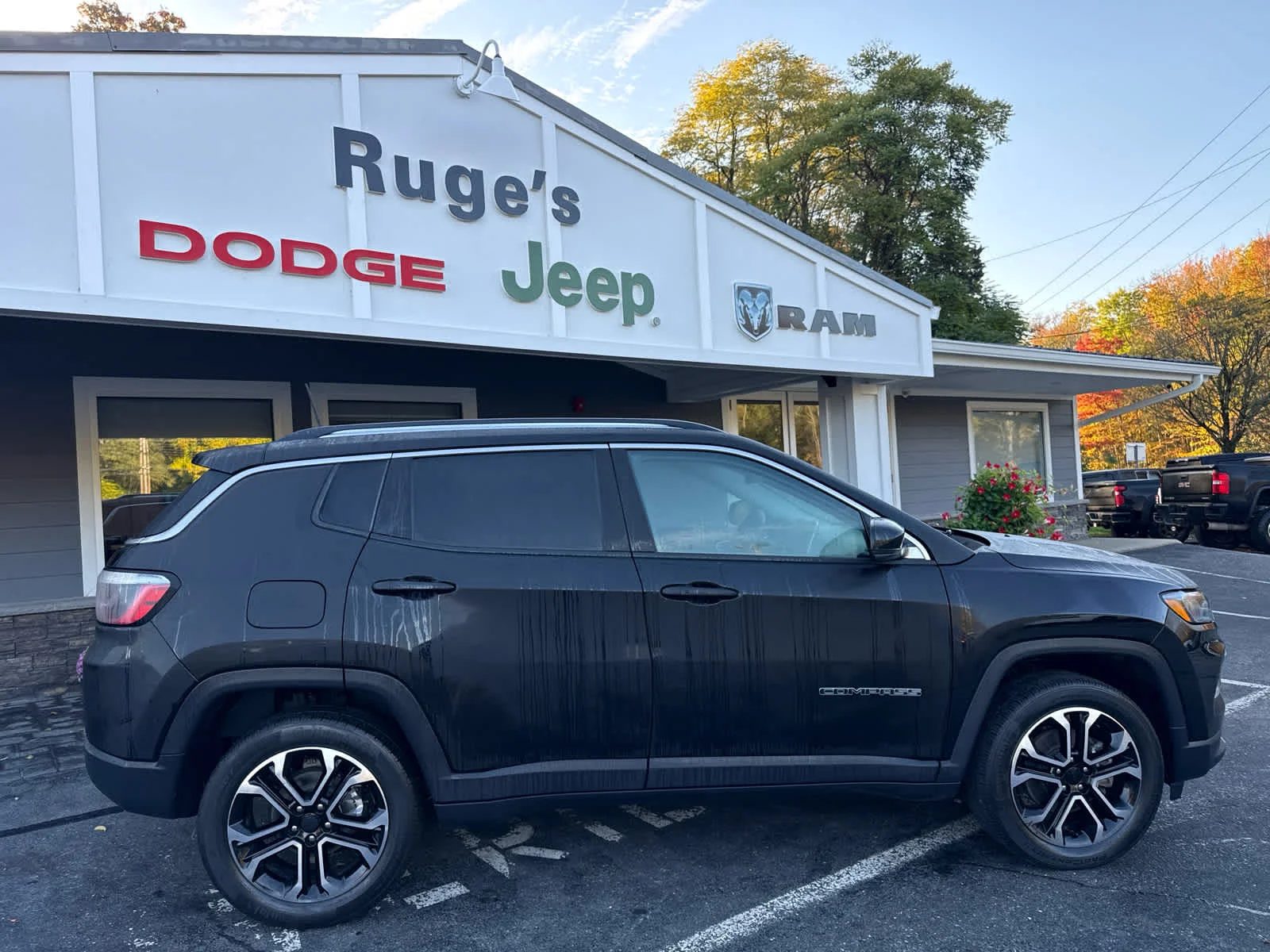 Used 2022 Diamond Black Crystal Pearlcoat Jeep Limited image 2